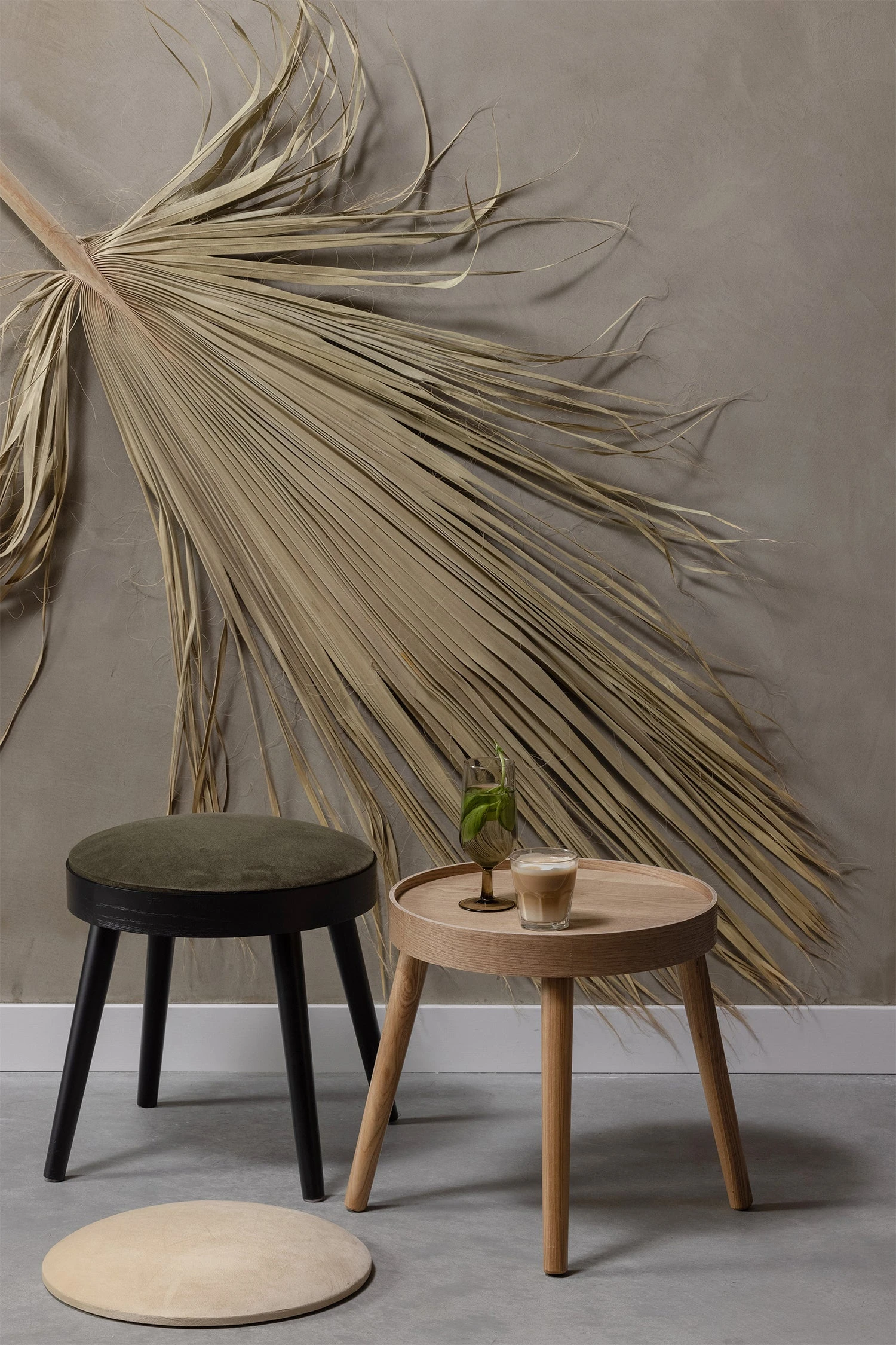 WOOOD Kruk Zwart D 38 H 38 Cm 2 WOOOD Kruk Zwart D 38 H 38 Cm - Afbeelding 2